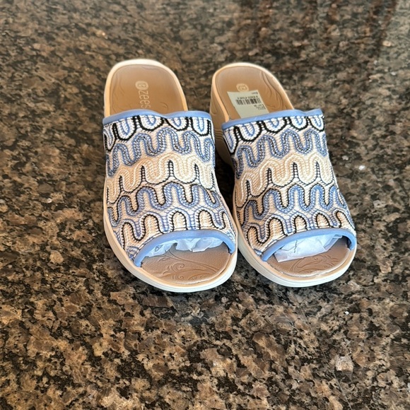 Bzees Women's Slip-On Sandals - Blue and White NWT - Picture 6 of 11